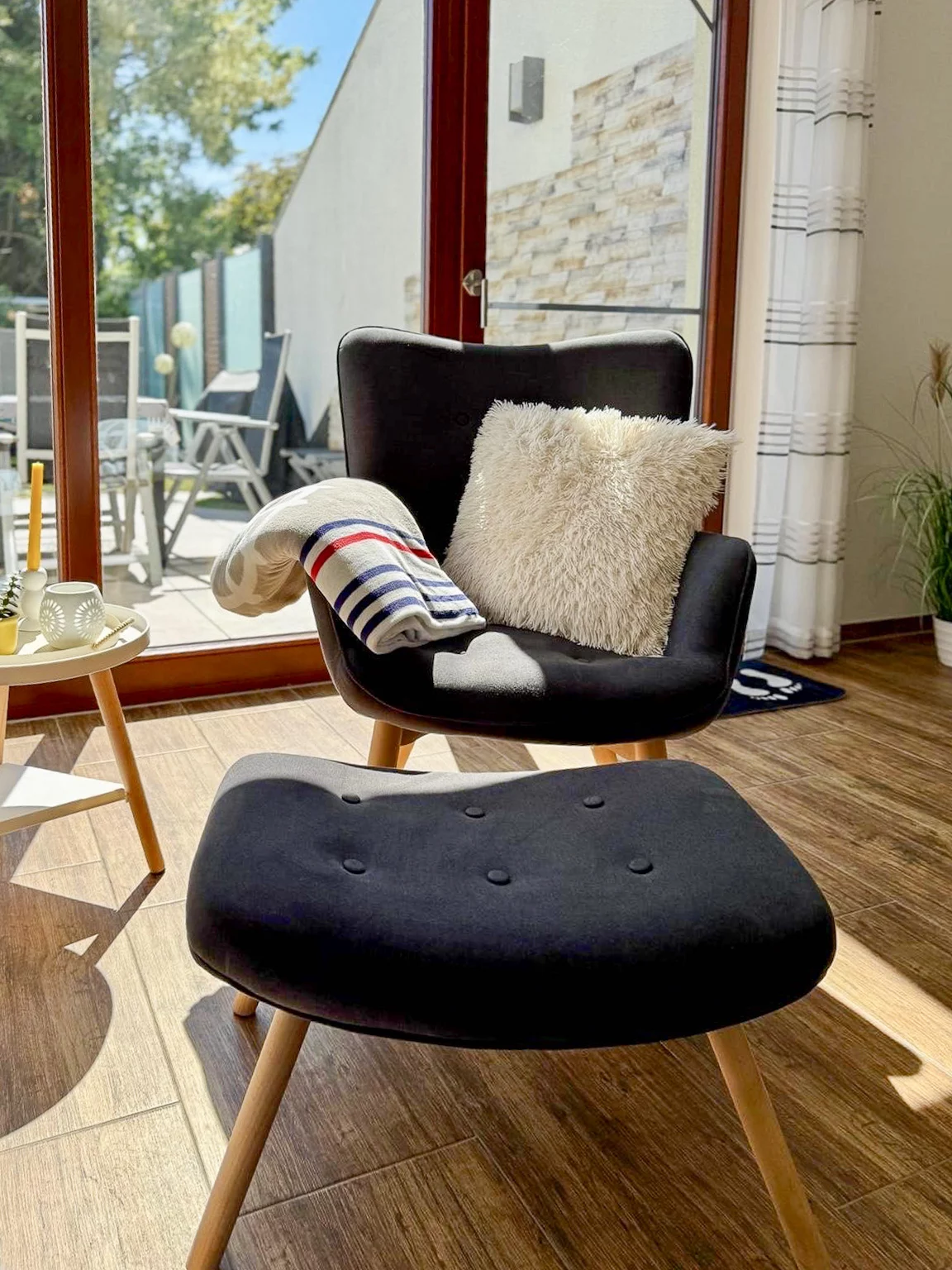 Ohrensessel im Wohnbereich der Ferienwohnung am Bodensee