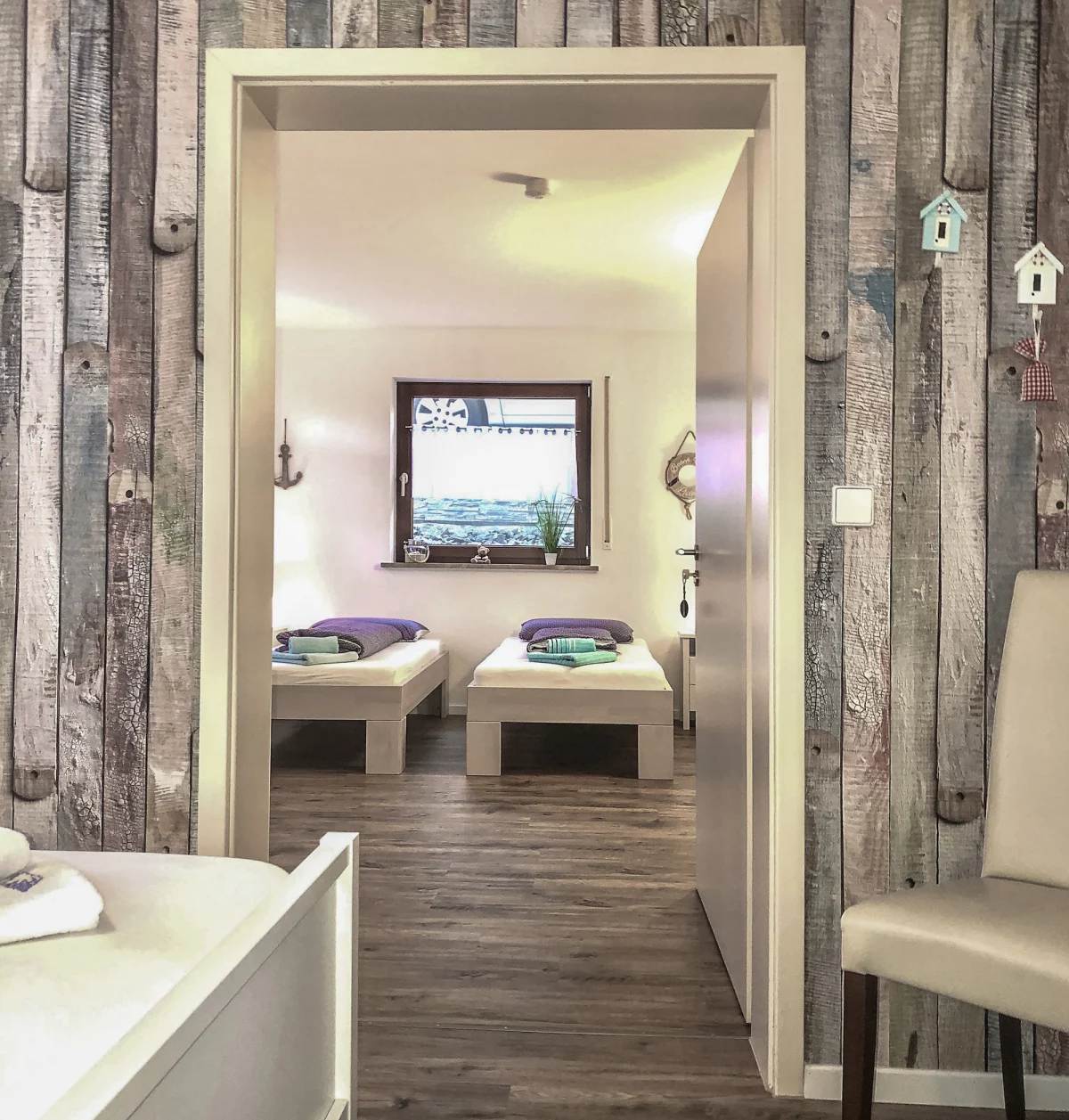 Blick ins Schlafzimmer mit zweit Einzelbetten der Ferienwohnung am Bodensee