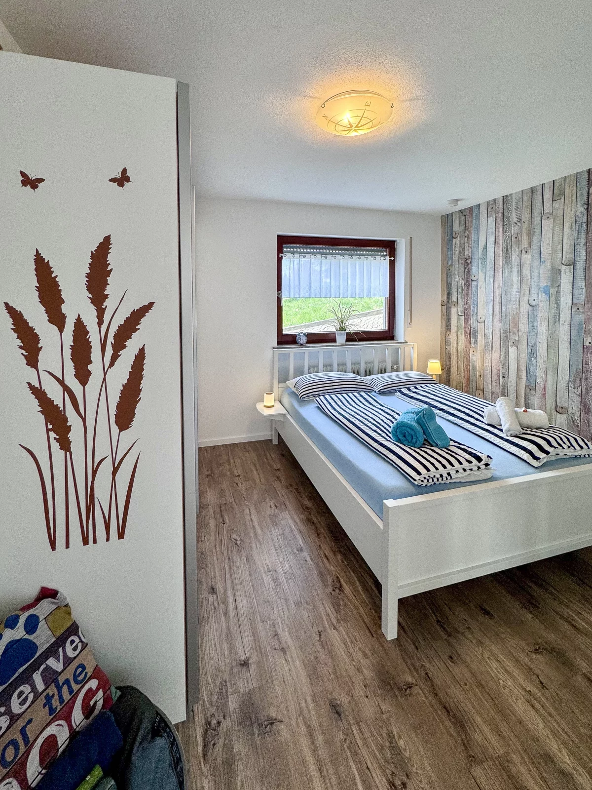 Blick vom Wohnzimmer ins helle Durchgangsschlafzimmer Doppelbett in der Ferienwohnung Bodensee