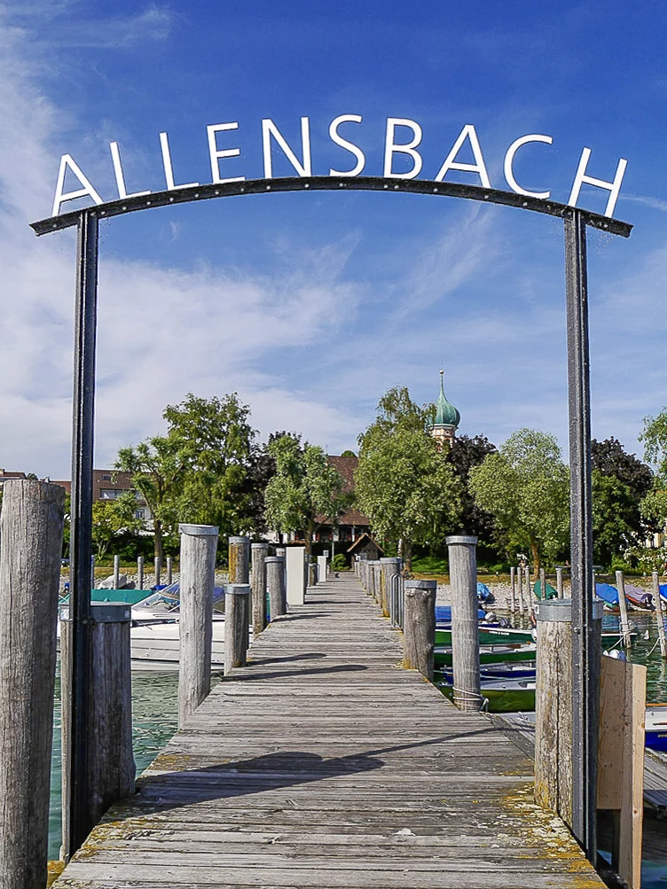 Bootssteg in Allensbach am Bodensee unter dem Schriftzug Allensbach