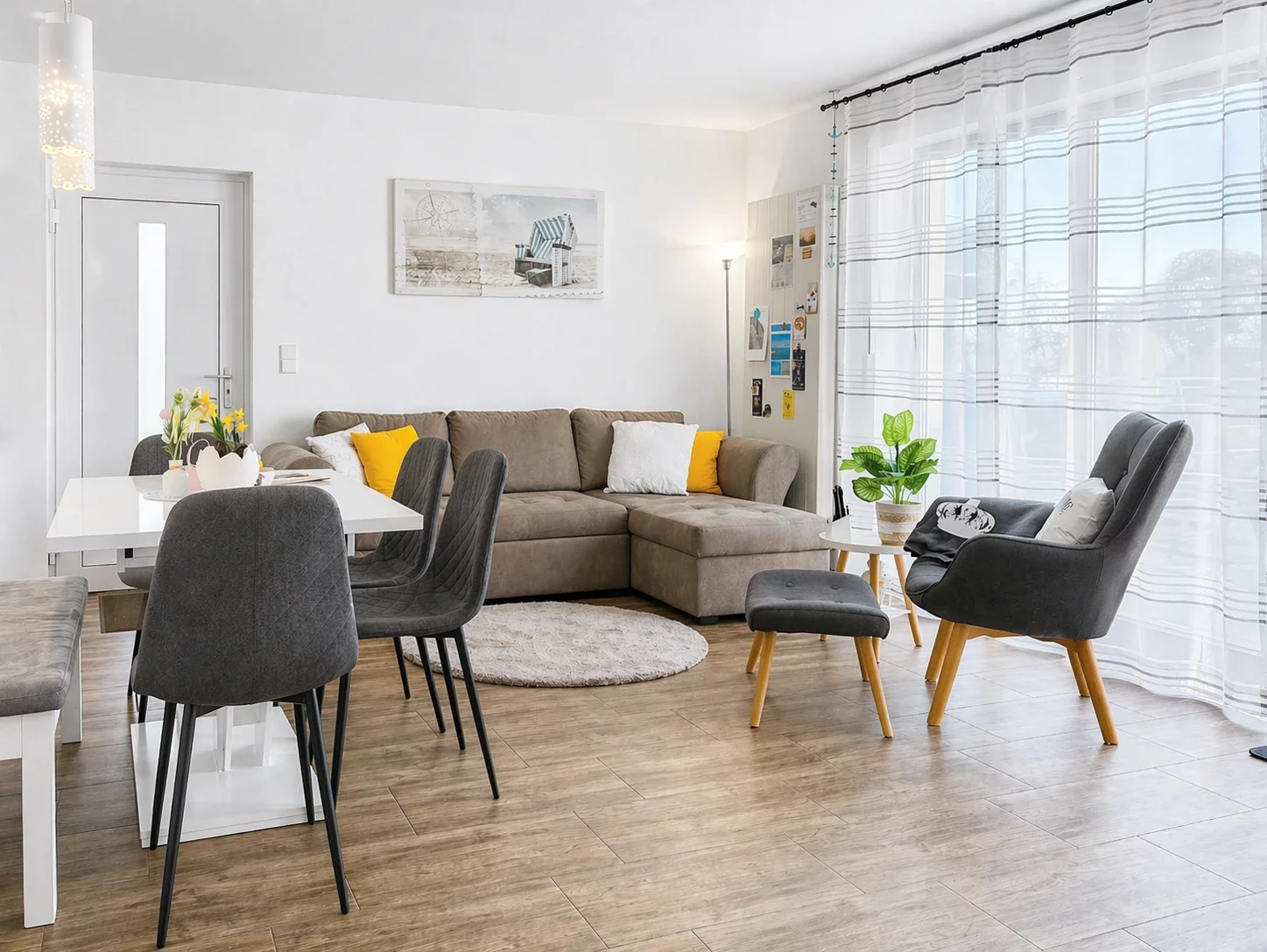Wohnbereich mit Couch, Sessel, Essbereich in der Ferienwohnung am Bodensee