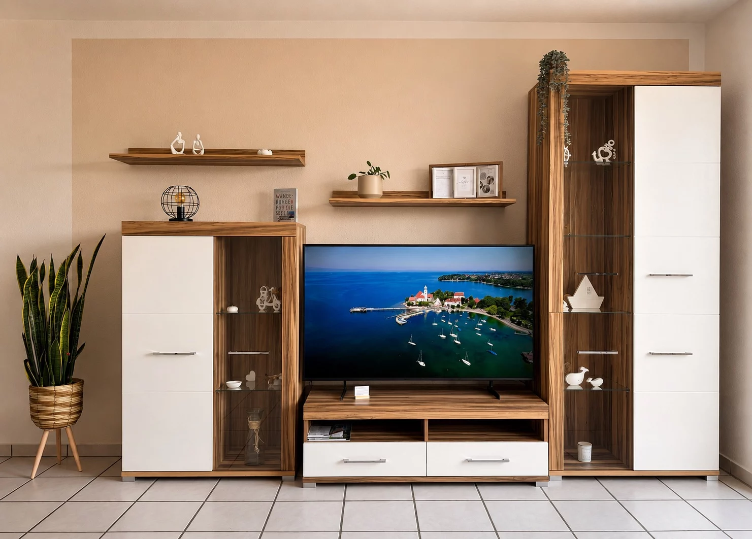 Wohnzimmer im Lake Loft Markelfingen mit Wohnwand, Smart-TV und gemütlicher Sitzecke nahe Bodensee